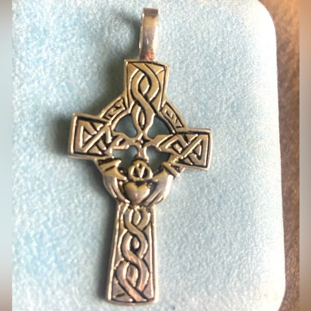 VTG Sterling Silver Celtic Cross Pendant Beautiful Hearts & Hands